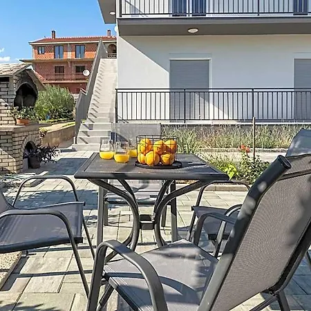 Szálloda By The Sea 4*